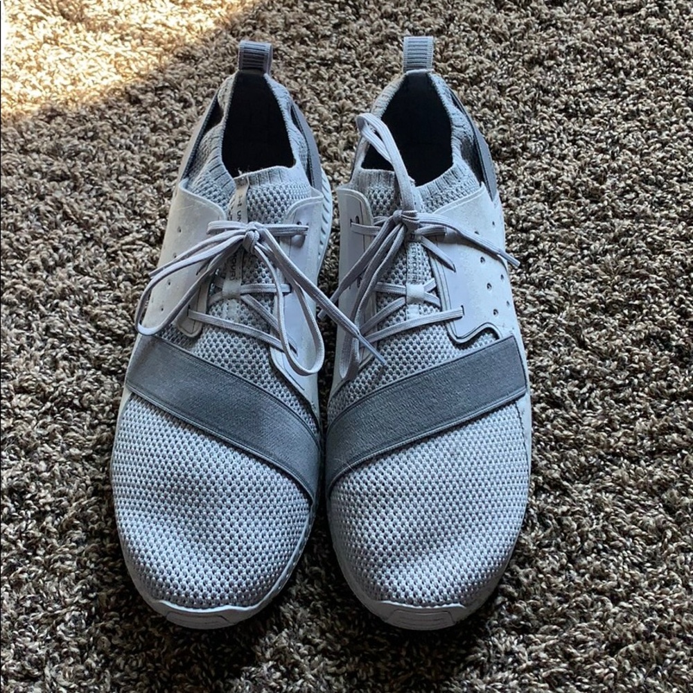 Like new Men’s under armour tennis shoes!!